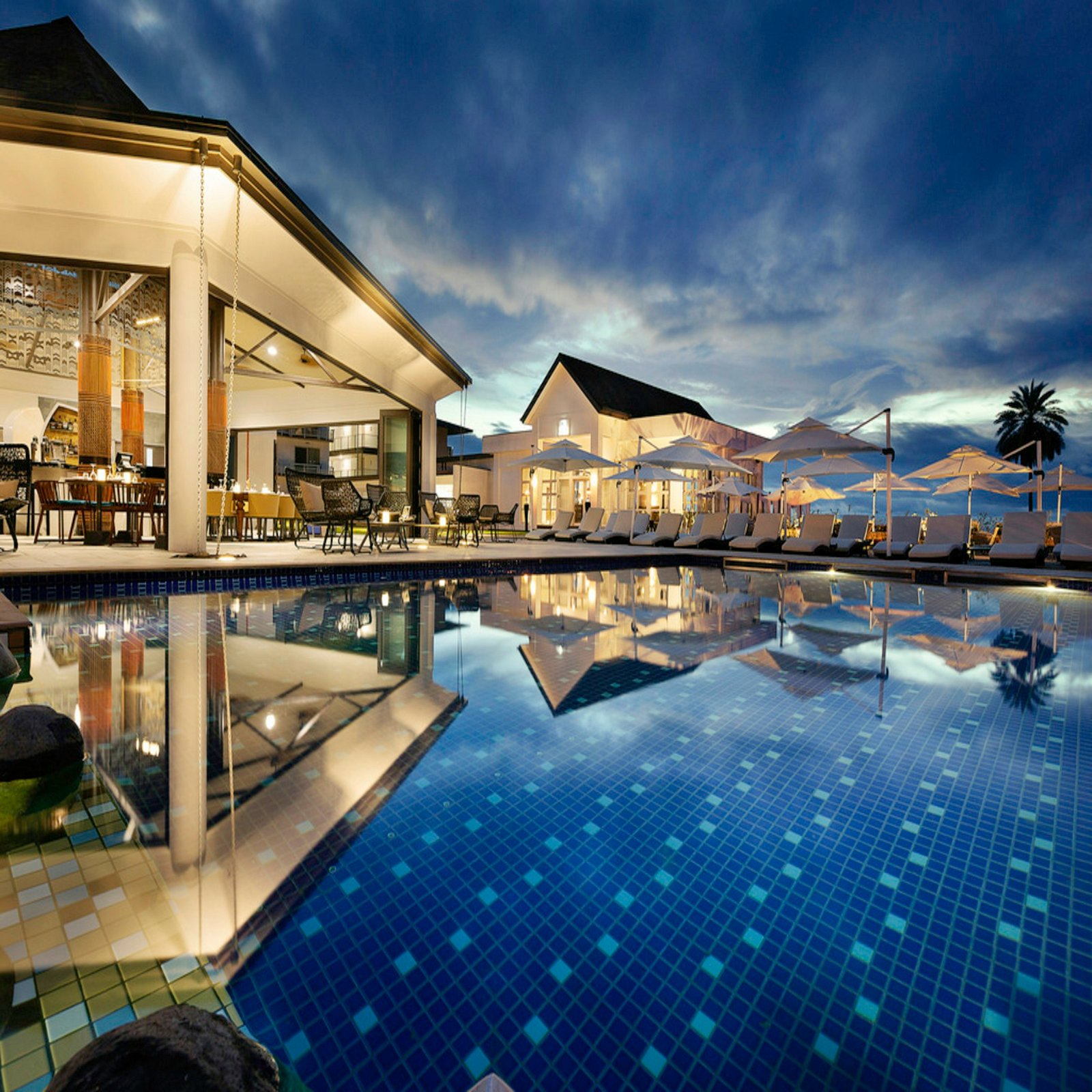 Resort privado al amanecer sobre aguas turquesas